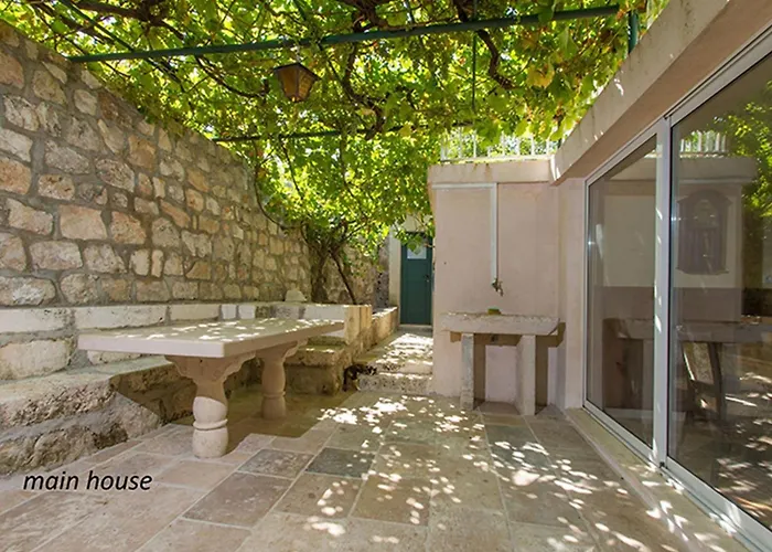 Mit Pool- By Interhome