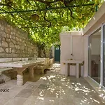Mit Pool- By Interhome